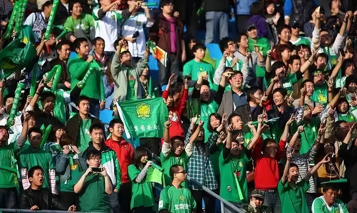 关于运动员猛扑抢球,全场观众沸腾欢呼的信息 关于运动员猛扑抢球,全场观众沸腾欢呼的信息