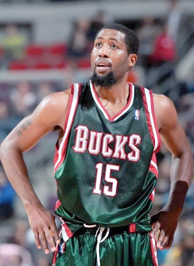 篮球赛场上下一代球星崭露头角