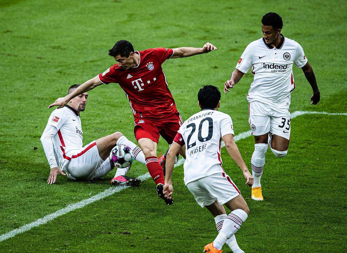 莱比锡红牛主场遭遇沙尔克04逆转，输球损失第二名