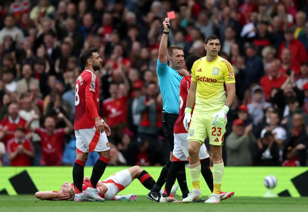 包含阿拉维斯遭遇两连败，保级形势岌岌可危的词条