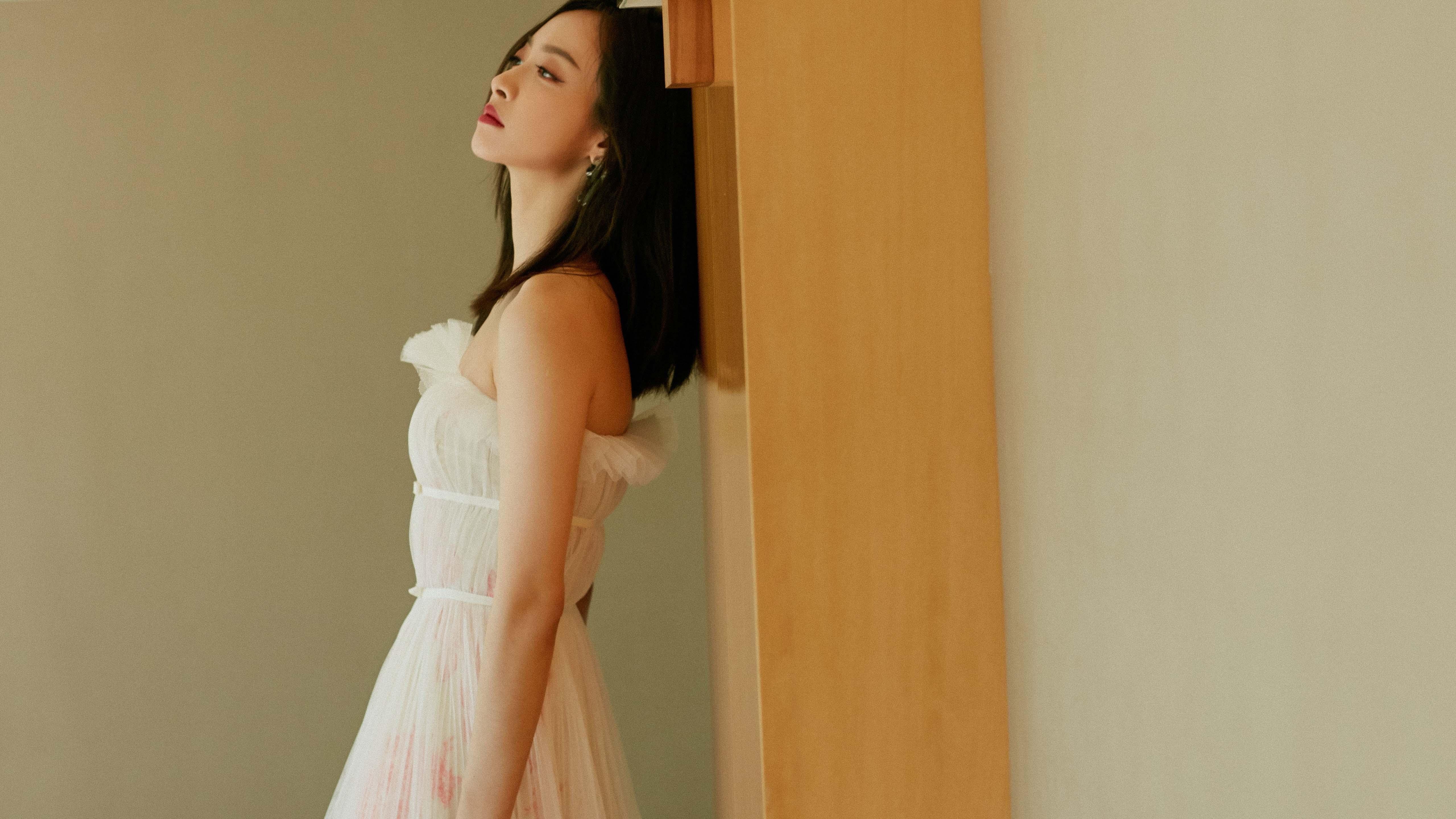 霓虹撕裂夜空，一记点球足以超越所有引擎轰鸣