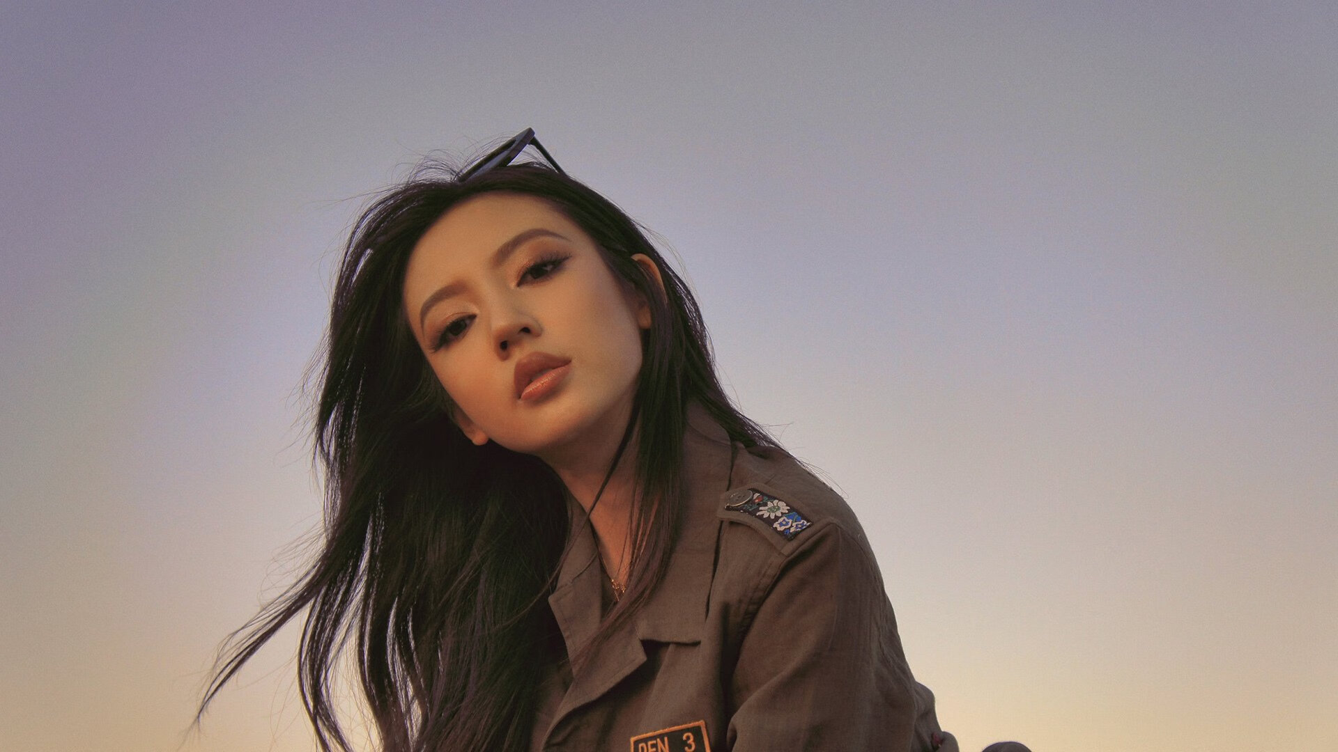 赛道上的嘶吼与绿茵场的狂欢,两场焦点战中的速度与激情